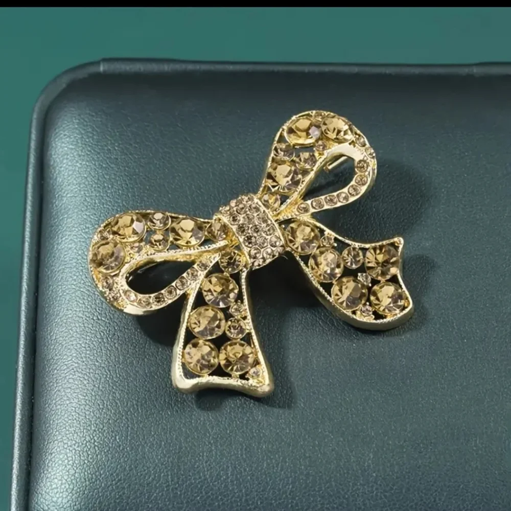 NEW!  Rhinestone bow brooch - Picture 4 of 6